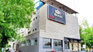 Un hotel con un letrero que dice 'Hotel Royal'.