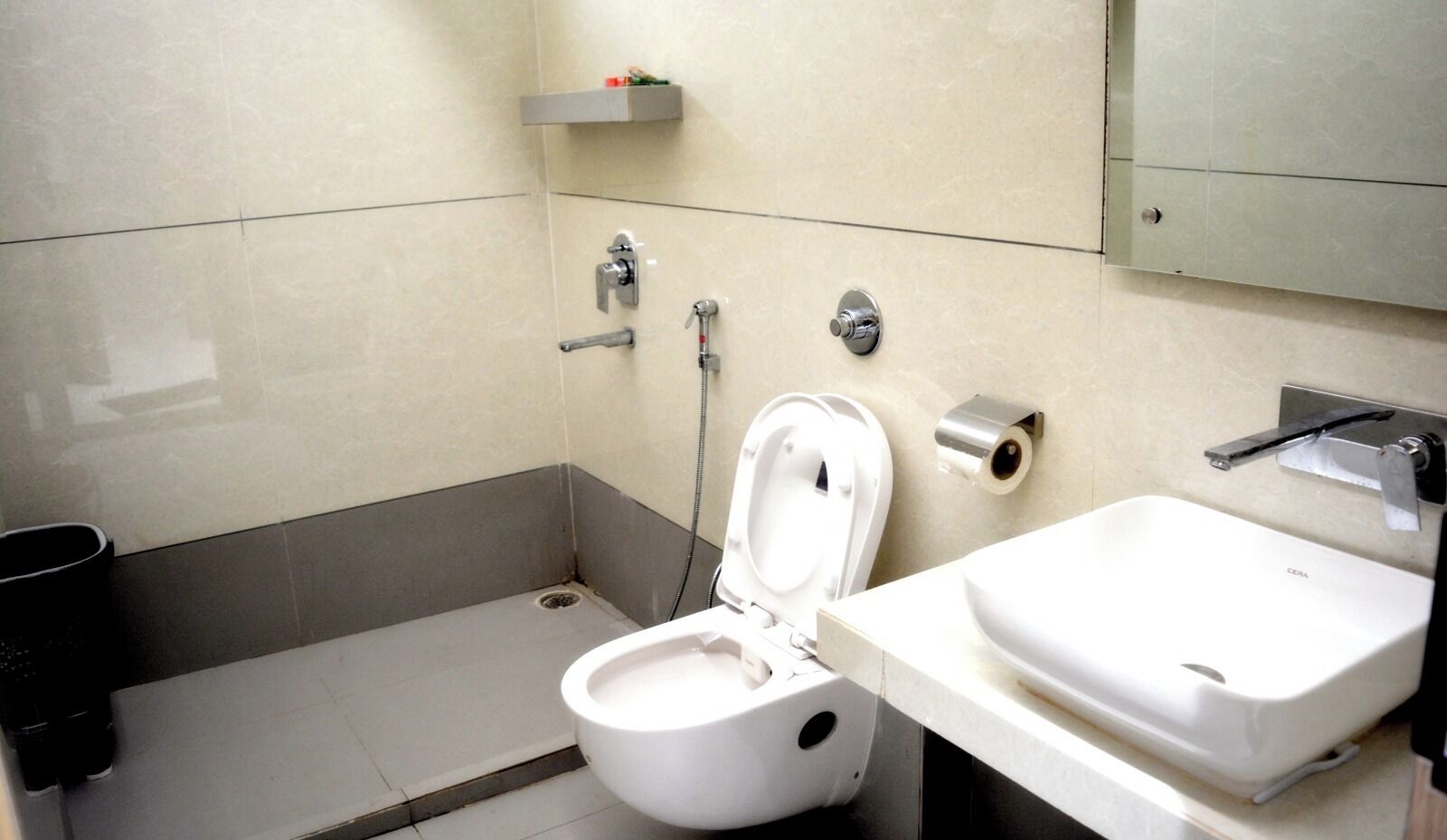 Un baño moderno con inodoro, bidé y lavamanos.