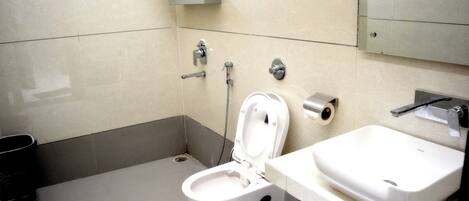 Un baño moderno con inodoro, bidé y lavamanos.