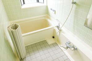 Haartrockner, Handtücher, Seife, Toilettenpapier
