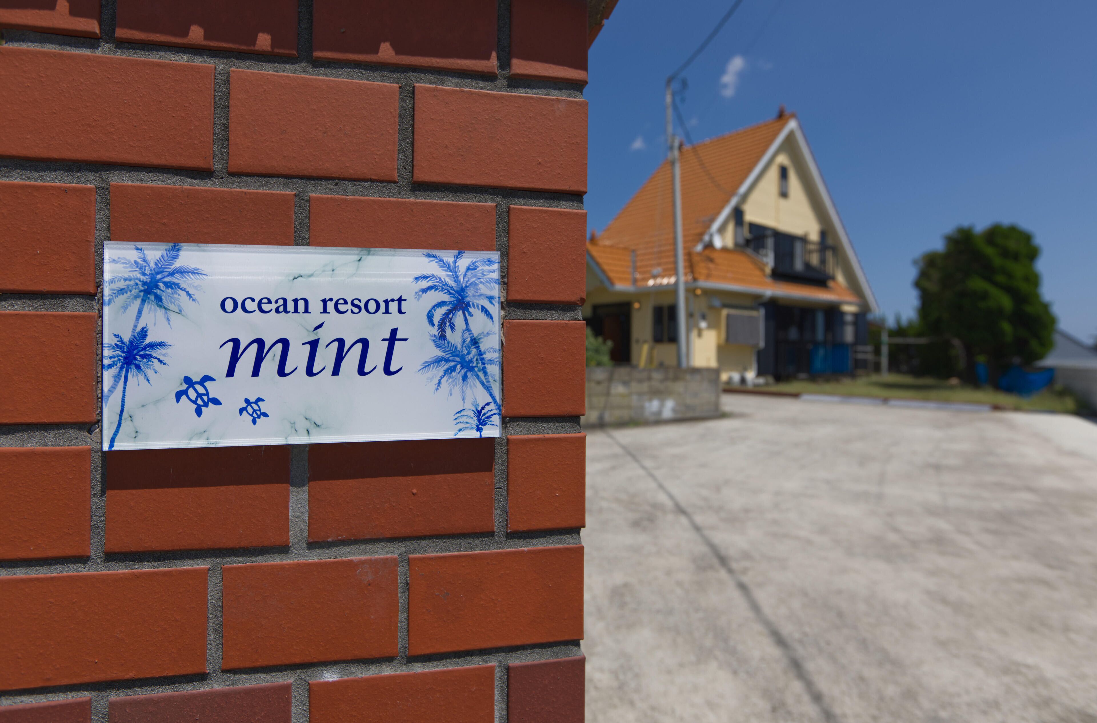 Une enseigne indiquant « complexe hôtelier en bord de mer » sur un mur de briques.
