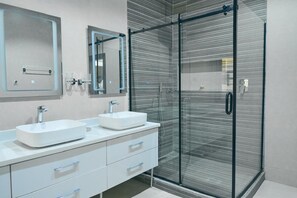 Serviettes fournies, savon, papier toilette