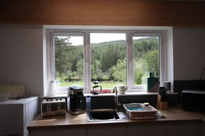 Køleskab, mikrobølgeovn, ovn, kaffe-/temaskine