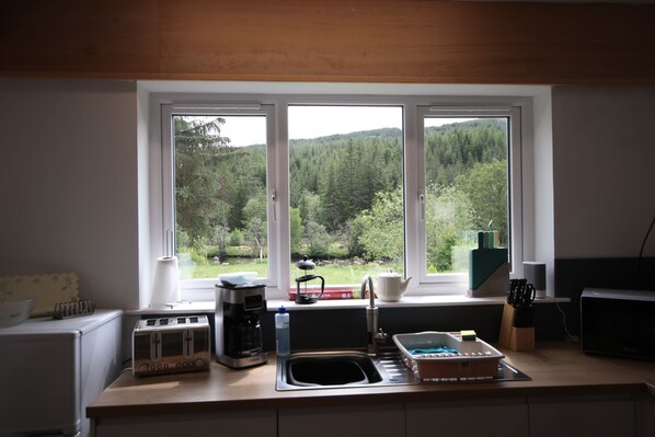 冷蔵庫、電子レンジ、オーブン、コーヒー / ティーメーカー