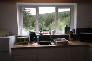Kjøleskap, mikrobølgeovn, ovn og kaffetrakter/tekoker