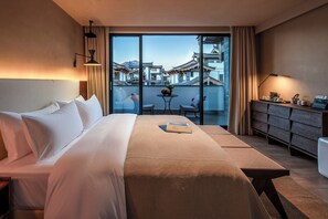 Economy-Doppelzimmer, Hügelblick | Laptopgeeigneter Arbeitsplatz, Verdunkelungsvorhänge