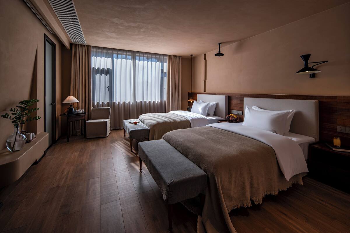 Espacio para trabajar con laptop y cortinas blackout