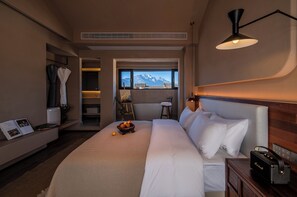 Standard-herbergi með tvíbreiðu rúmi - útsýni yfir hæð | Vinnuaðstaða fyrir fartölvur, myrkratjöld/-gardínur, straujárn/strauborð