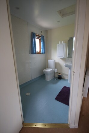 Een douche, een haardroger, handdoeken