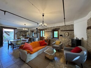 TV, DVD player, books - Villa delle Fonti - Villa with Pool (Emilia-Romagna)