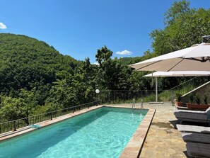 Utomhuspool och uppvärmd pool