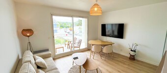 Appartement cosy avec vue mer depuis la terrasse, piscine et sauna.