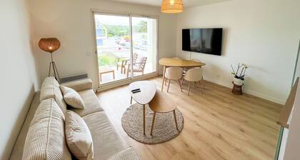 Appartement cosy avec vue mer depuis la terrasse, piscine et sauna.