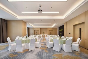 A conference room with round tables, white chairs, and a projector on the ceiling. - Home2 Suites by Hilton Chaozhou (Chaozhou)