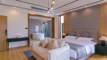 Escritorio, cortinas blackout y sistema de insonorización