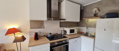 Frigorifero, microonde, forno, piano cottura