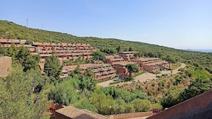 Un pueblo en una ladera con casas escalonadas y cielo despejado.