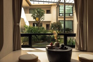 经典双人房 | 起居区 | 玩具、书、打印机