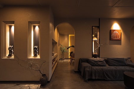 Zona de estar del vestíbulo. Shangri La Yi Shan Ban Yun Inn