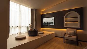 Classic Double Room | Living area | Toys, books, printers