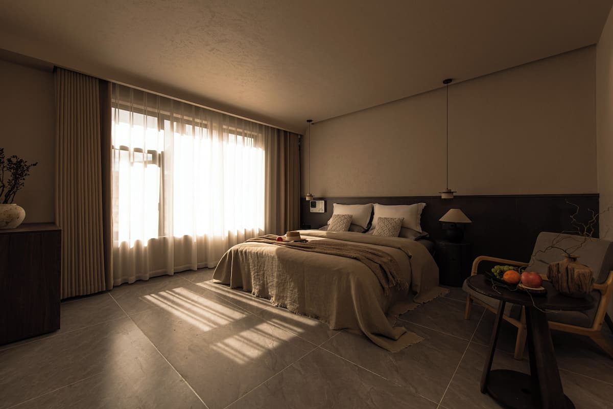 Escritorio, espacio para trabajar con laptop y cortinas blackout
