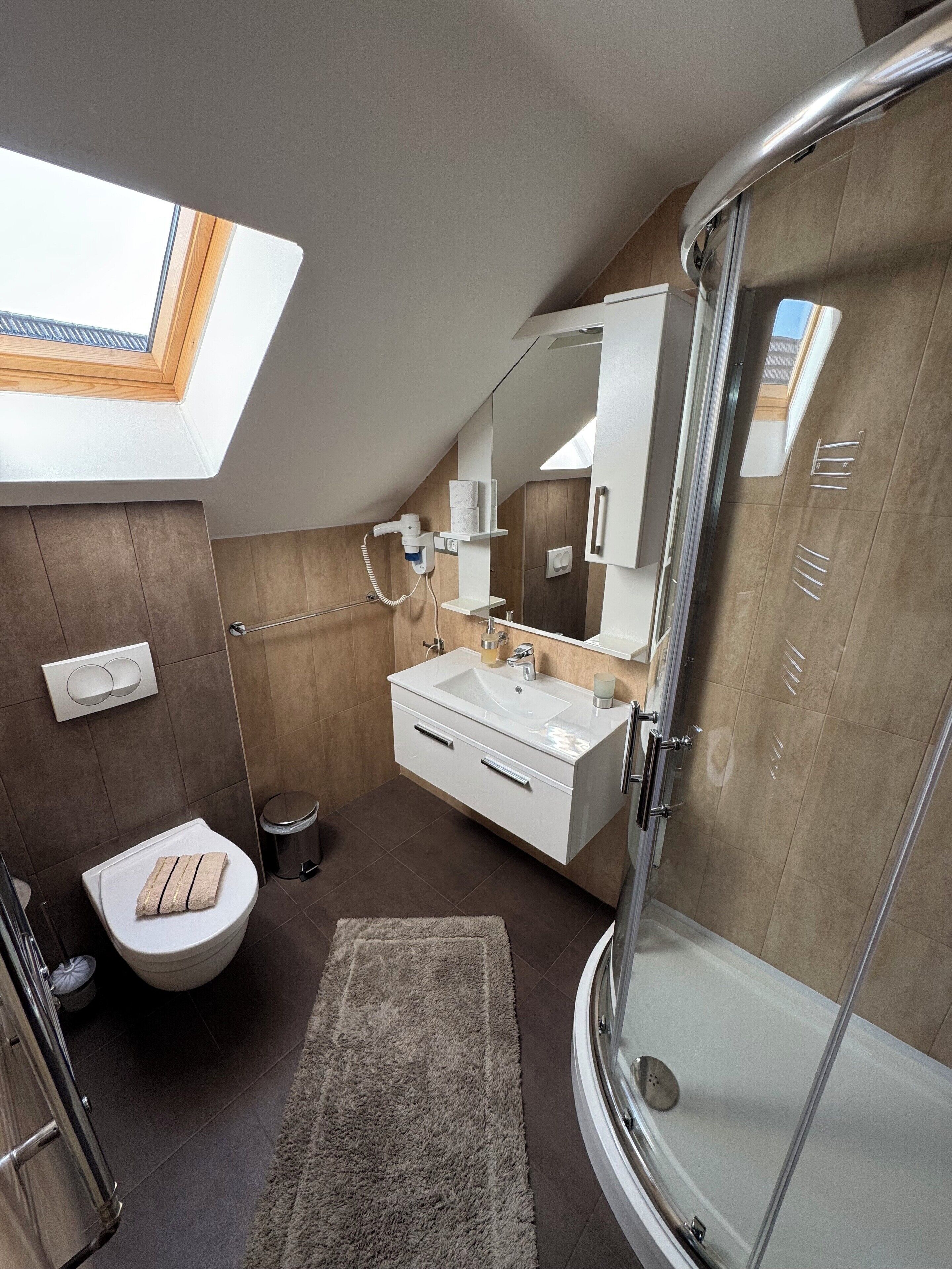 Habitación Confort doble, vistas al jardín | Baño | Ducha, secador de pelo, toallas y jabón