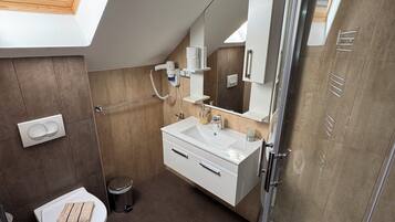 Habitación Confort doble, vistas al jardín | Baño | Ducha, secador de pelo, toallas y jabón