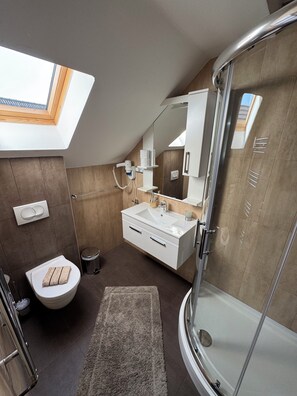 Comfort Double Room, Garden View | Bathroom - Millenium House (Plitvicka Jezera)