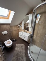 Habitación Confort doble, vistas al jardín | Baño | Ducha, secador de pelo, toallas y jabón