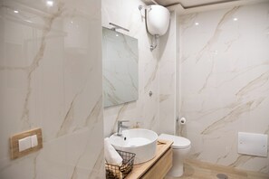 Doccia, asciugacapelli, bidet, asciugamani