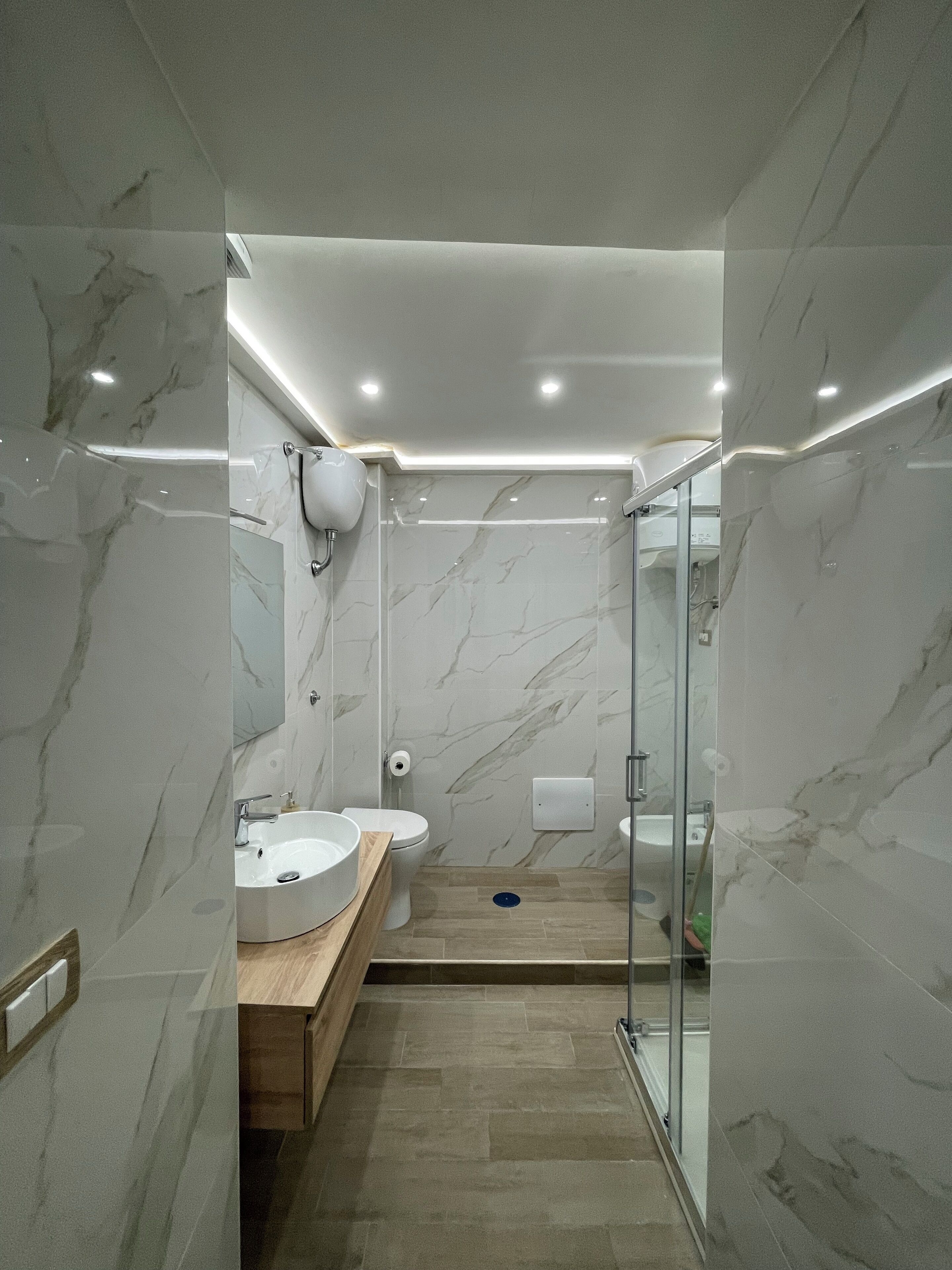 Dusche, Haartrockner, Bidet, Handtücher