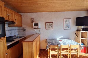 Jääkaappi, mikroaaltouuni, uuni, kahvin-/teenkeitin