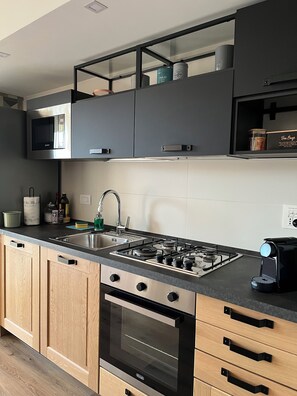 Réfrigérateur, four à micro-ondes, un four, surface de cuisson