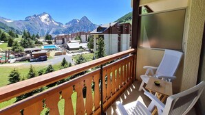 A balcony with a view of mountains and a pool. - Ski on rue du Grand Plan (Les Deux Alpes)