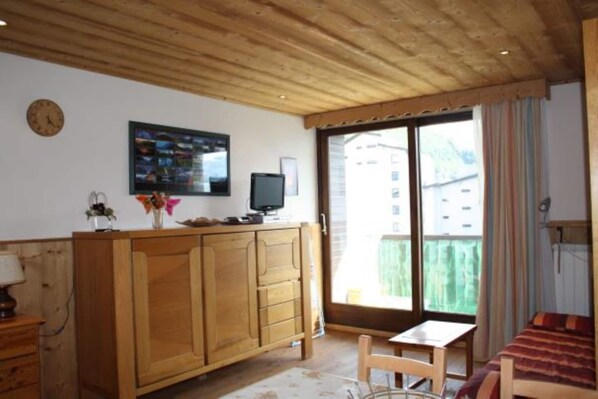 Enjoy a straightforward stay with a balcony view, a comfortable seating area, and a convenient cabinet for your belongings.