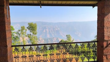 Deluxe Single Room, Mountain View | Laptop workspace