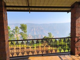 Deluxe Single Room, Mountain View | Laptop workspace