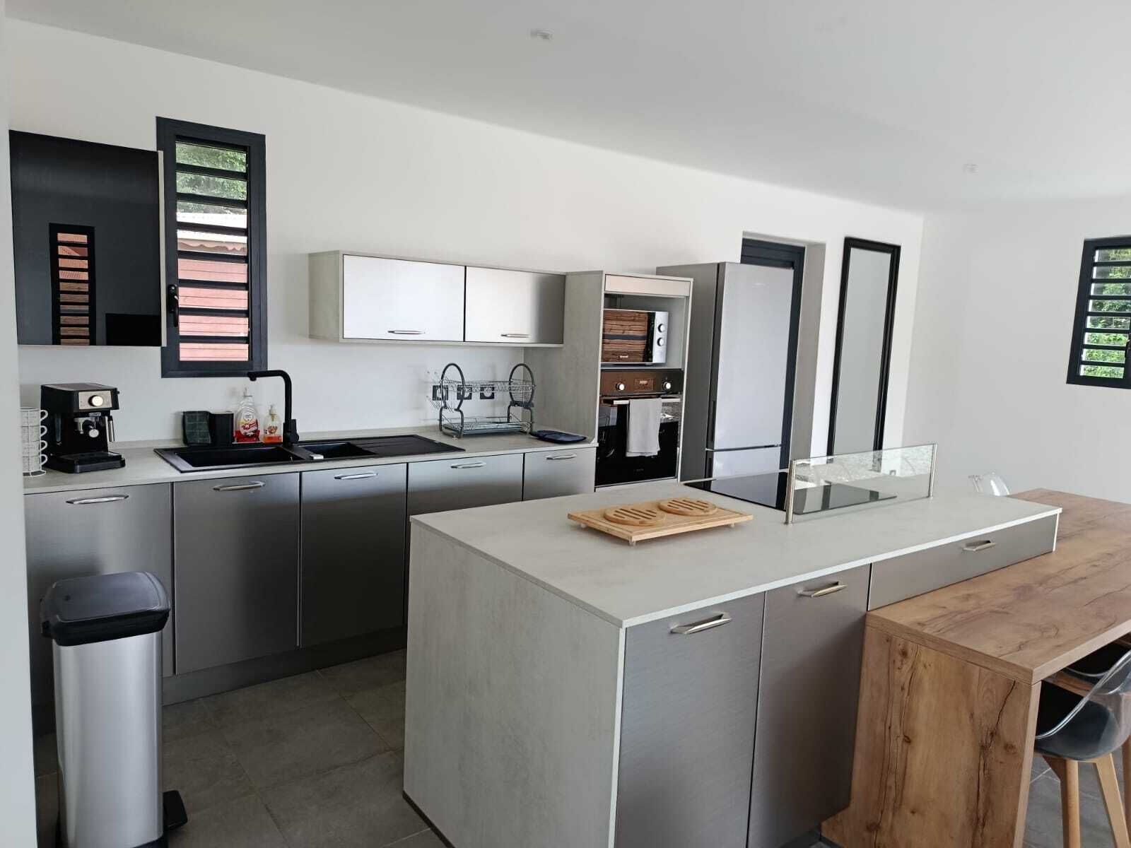 Køleskab, mikrobølgeovn, ovn, kogeplade