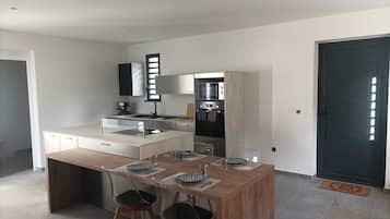 Frigorífico, microondas, horno y placa de cocina