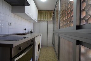 Geladeira, micro-ondas, fogão, cafeteira/chaleira