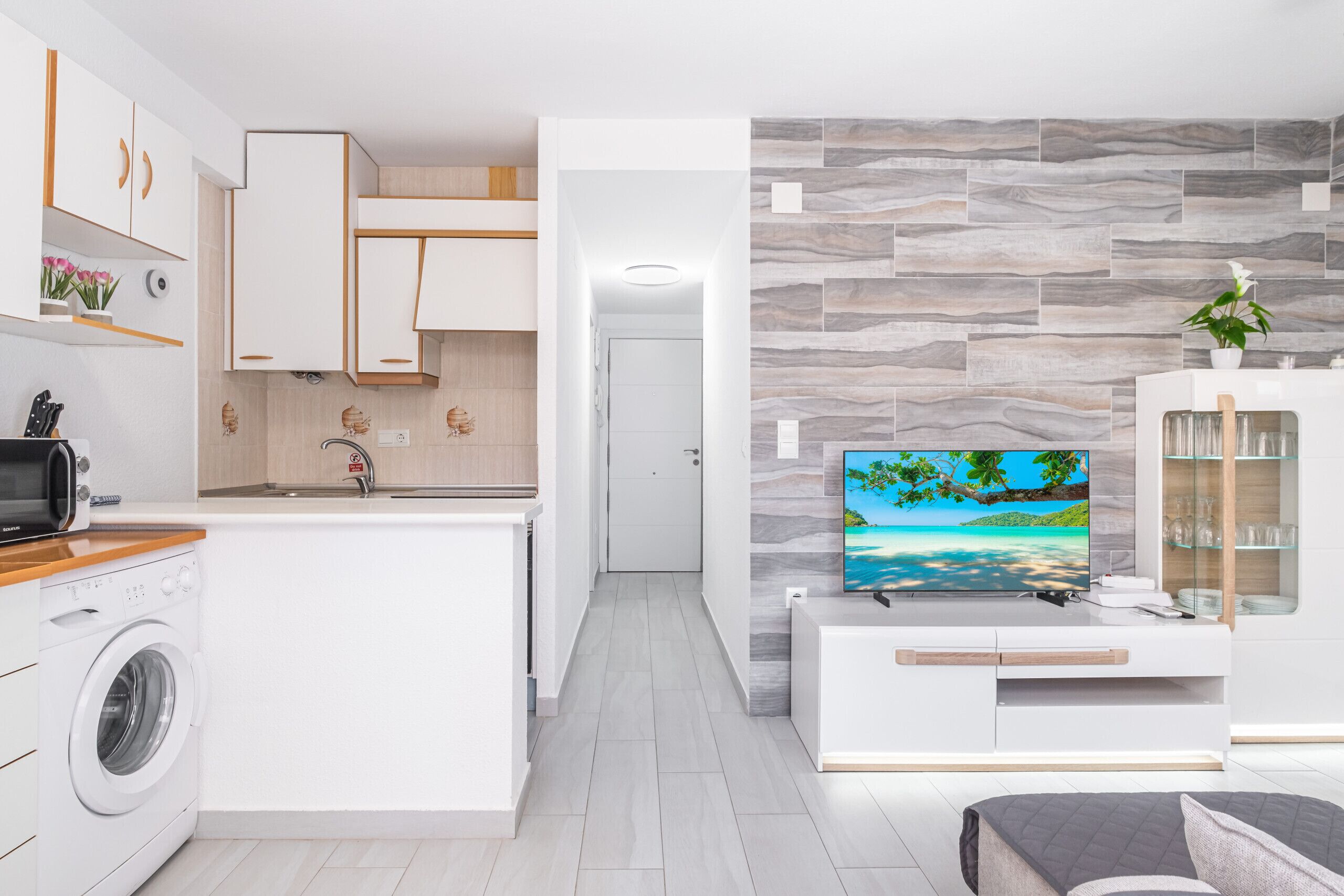 Een koelkast, een microgolfoven, een oven