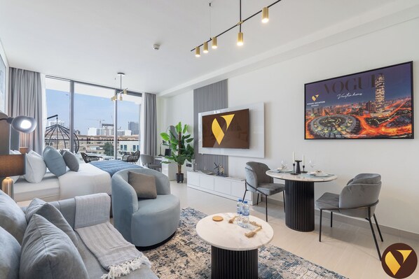 Luxury-Studio, Balkon, Stadtblick | Wohnbereich | 65-Zoll-LED-Fernseher mit Satellitenempfang