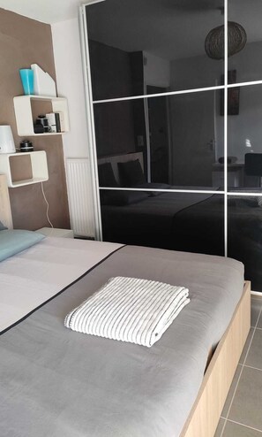 1 slaapkamer, een strijkplank/strijkijzer, wifi, beddengoed