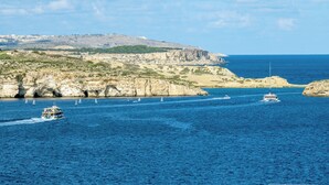 A coastal landscape with rocky cliffs and a clear blue sea. - Seashells Apartment with Sea View Terrace (Bugibba,)