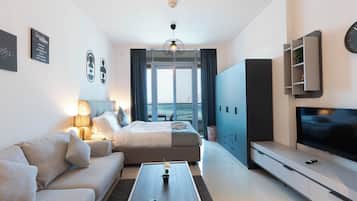 Caja de seguridad en la habitación y tabla de planchar con plancha