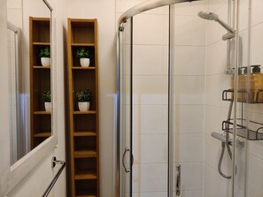 Sèche-cheveux, serviettes fournies, savon, shampoing