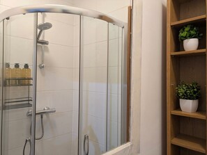 Sèche-cheveux, serviettes fournies, savon, shampoing