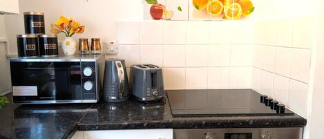 Réfrigérateur, micro-ondes, four, plaque de cuisson