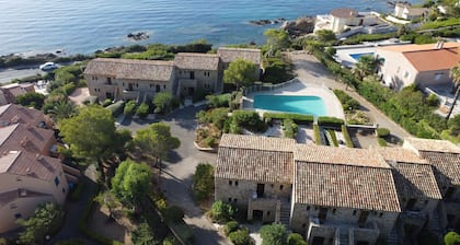 Luxurious apartment with swimming pool & garage. 180° sea view, 2 minutes from the beach.
