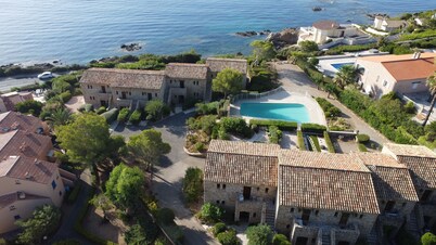 Luxurious apartment with swimming pool & garage. 180° sea view, 2 minutes from the beach.